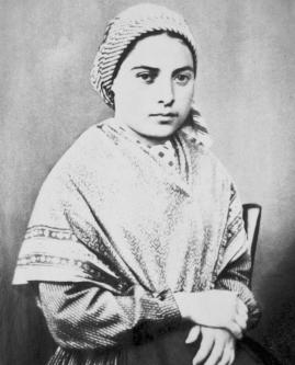 Photo de Sainte Bernadette Soubirous, symbole de foi et de dévotion. Elle est souvent invoquée dans les prières pour apaiser les maux et soutenir les personnes souffrant de troubles respiratoires comme l'asthme.